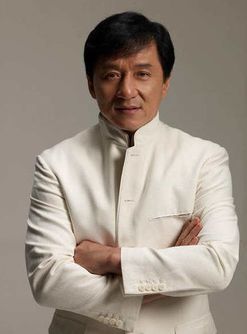 成龙剧组发飙:前面人把饭盛光了,一半人没饭吃,我看着你们吃完
